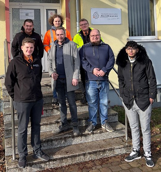 Marco Wei&szlig;kopf (Ausbilder, hintere Reihe links) und Marko Kupfer (Leiter Stra&szlig;enbahnfahrdienst, hintere Reihe, rechts) begr&uuml;&szlig;ten Theo Aderhold, Maximilian Kleine, Andreas Kopietz, Christian G&ouml;ppel und Isamdin El Fahmi Hamed zur Ausbildung zum Triebwagenfahrer f&uuml;r Stra&szlig;enbahnen (Foto: Verkehrsbetriebe Nordhausen)