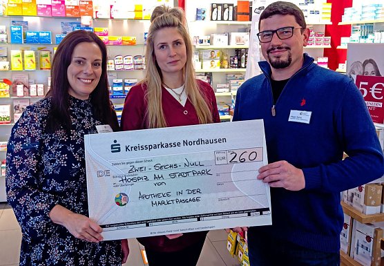 v.l.n.r.: Christin Delert, Pflegedienstleitung Hospiz Am Stadtpark, Anika Kleemann, Apotheke in der Marktpassage und Pflegefachkraft Sylvio Pieper (Foto: Seniorenwerk)