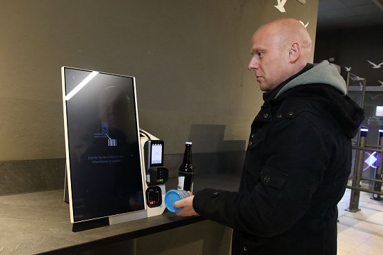 Selbst ist der Kunde - bezahlt wird im "IO" Markt bargeldlos, nachdem man seinen Einkauf eingescannt hat (Foto: agl)