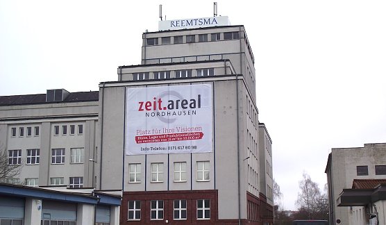 In gro&szlig;er Beschriftung ist auf Leinw&auml;nden ersichtlich, was in  dem Objekt der ehemalige Reemtsma-Fabrik einziehen und mit neuem Leben erweckt werden k&ouml;nnte. (Foto: Kurt Frank)
