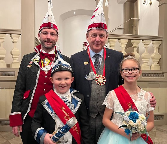 Ministerpr&auml;sident Ramelow, das 1. Landeskinderprinzenpaar aus G&ouml;rsbach sowie der Pr&auml;sident des Landesverbandes Th&uuml;ringer Karnevalvereine, Christoph Matthes (Foto: Michaela Lauer )