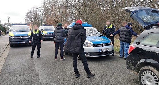 Kontrolle des Fahrzeugs mit dem gestohlenen Hochprozentigen (Foto: S.Dietzel)