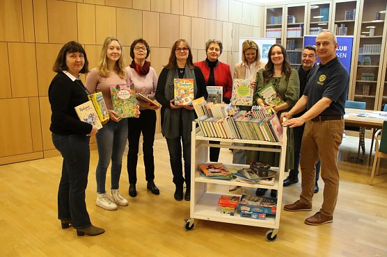 Dank der Spenden kam ein ganzer Wagen neuer Medien zusammen, die auch vom Mentorenprogramm genutzt werden sollen (Foto: agl)