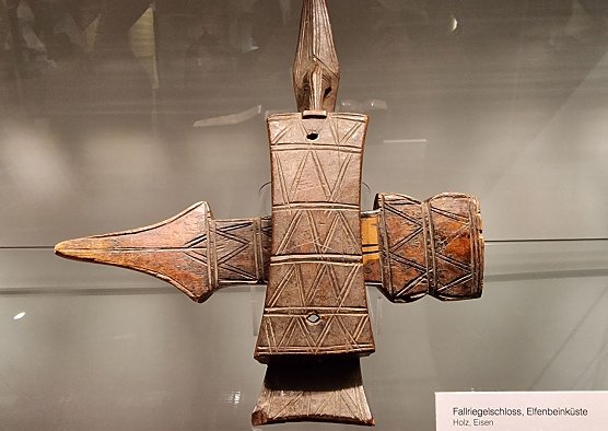 Viele der ausgestellten Exponate sind Leihgaben des Deutschen Schloss- und Beschl&auml;gemuseum Velbert und aus dem Stadtmuseum Jena  (Foto: nnz)