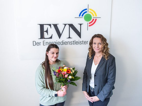 Jana Zöller (rechts im Bild) begrüßt Michelle Schumann als neue Auszubildende der EVN (Foto: EVN) Jana Zöller (rechts im Bild) begrüßt Michelle Schumann als neue Auszubildende der EVN (Foto: EVN)