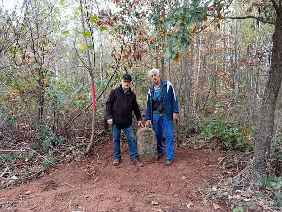 Grenzstein wieder aufgestellt (Foto: Vincent Eisfeld)
