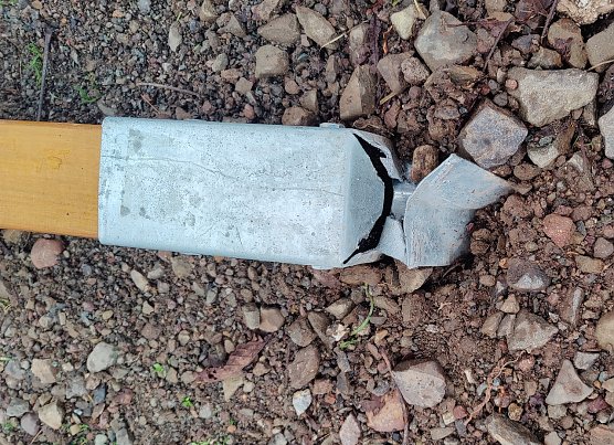 Mit brachialer Gewalt wurde das Historienschild umgetreten (Foto: P.Blei)