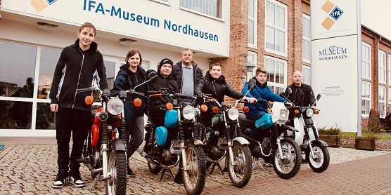 Sechs Freunde und ihre Mopeds: Daniel Heiser, Liane M&uuml;ller, Niclas Wendt,��Jaden Wendt, Leon Sawinsky, Fin Kruse und ihr Fachbetreuer Christian Hartwig (Foto: agl)