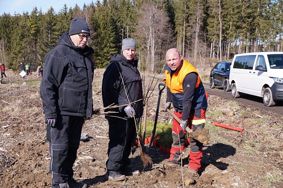 v.l.: Otto Voigt, Enrico Stehr und Maik R&ouml;&szlig;ler packten mit an  (Foto: Cornelia Wilhelm)