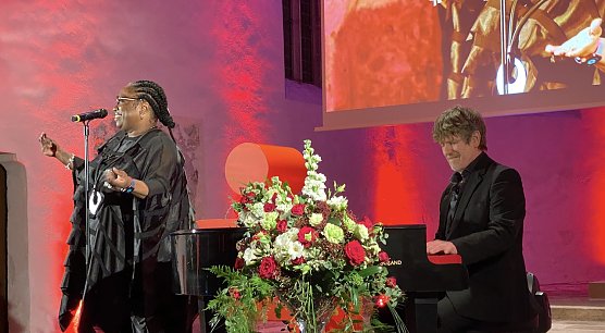 Kulturelle Umrahmung durch das ehemalige "Weather Girl" Dorrey Lyles (Foto: oas) Kulturelle Umrahmung durch das ehemalige "Weather Girl" Dorrey Lyles (Foto: oas)