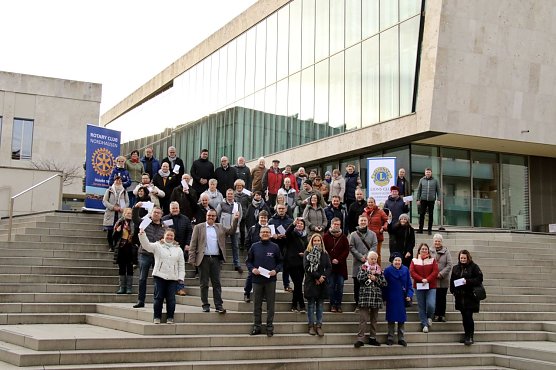 &Uuml;ber den Benefiz-Adventskalender der Rotarier und Lions konnten 10.000 Euro f&uuml;r 32 Vereine gesammelt werden (Foto: agl)