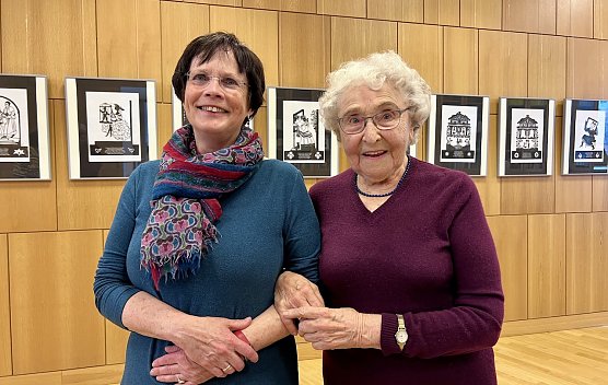 Erika Schirmer (rechts) mit Bibliotheksleiterin Hildegard Seidel (Foto: Stadtverwaltung Nordhausen) Erika Schirmer (rechts) mit Bibliotheksleiterin Hildegard Seidel (Foto: Stadtverwaltung Nordhausen)