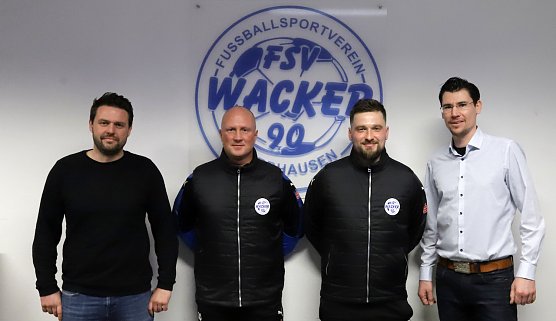 v.l.n.r: Pr&auml;sident Torsten Klaus, Christian Baethge, Cheftrainer Maximilian Dentz, Vizepr&auml;sident Philipp Hoinkis. (Foto: FSV Wacker 90)