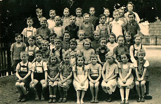 Da waren sie noch Kinder. Zwischen beiden Aufnahmen liegen &uuml;ber 50 Jahre. Heute sind es Gro&szlig;m&uuml;tter und -v&auml;ter. Wer von ihnen noch gut drauf ist, will sich zum Klassentreffen einfinden. (Foto: privat)