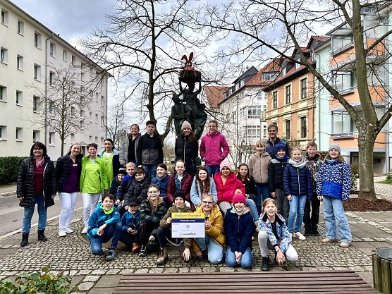 Erster geschm&uuml;ckter Brunnen f&uuml;r Brunnenfest 2023 � Oberb&uuml;rgermeister Kai Buchmann mit Sch&uuml;lern der Grundschule K&auml;the-Kollwitz und der Zahnarztpraxis Wurzeleck (Foto: Stadt Nordhausen)