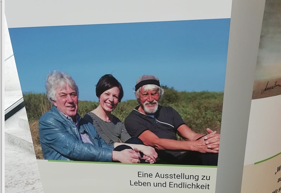 Die Ausstellung "Gemeinsam unterwegs" ist seit heute in der Bibliothek zu sehen (Foto: Daniela Schr&ouml;ter)