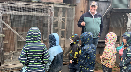 Mario Höpfner erklärt den Herreder Zeinböckchen Wissenswertes über Tauben (Foto: Gregor Puls) Mario Höpfner erklärt den Herreder Zeinböckchen Wissenswertes über Tauben (Foto: Gregor Puls)