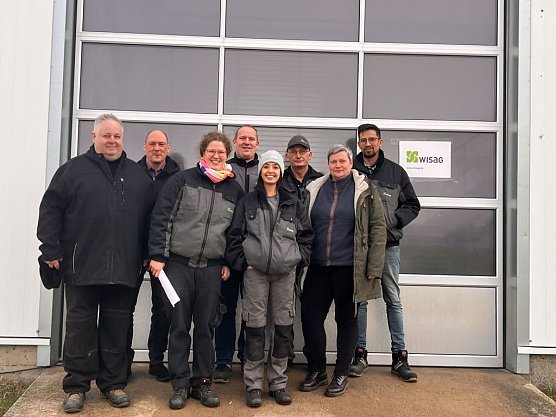 Stephan Diecke (Elektriker), Lilly Kroll (Auszubildende Elektronikerin), Jihane Kaab (Auszubildende Elektronikerin), Peggy Dapringhausen (Fachbereichsleiterin Techn. Reinigung)  Hinten von links nach rechts: Thorsten Graetz (Regionalleiter), Tony B&ouml;hm (Fachbereichsleiter Elektro / Ausbilder), Thomas Sch&ouml;nau (Elektriker / Ausbilder), Anthony Tran Huu ( stellv. Fachbereichsleiter Elektro) (Foto: Pressestelle Landratsamt)