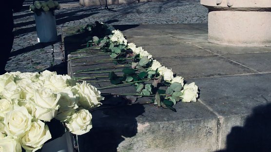 Gedenken vor dem Rathaus (Foto: agl)