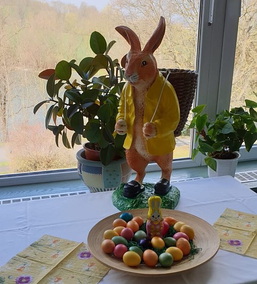 Geschm&uuml;cktes Fenster zu Ostern (Foto: Rosalinde Frank)