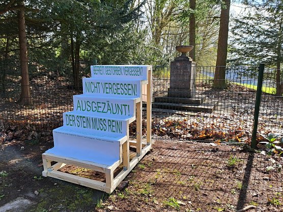 Eine symbolische Treppe f&uuml;r den S&uuml;lzhayner Friedhof (Foto: Jugend f&uuml;r Dora)