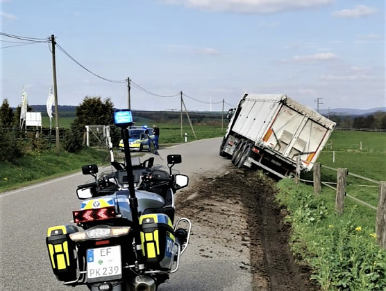 Ein Lkw drohte bei Immenrode umzust&uuml;rzen (Foto: Landespolizeiinspektion Nordhausen)