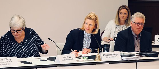 In Abwesenheit des OB f&uuml;hrt heute B&uuml;rgermeisterin Rieger in die Sitzung ein (Foto: agl)