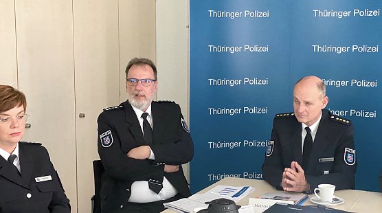 Pressesprecherin der LPI Fr&auml;nze T&ouml;pfer, Sachgebietsleiter Verkehr, Carsten Tobien, und Beh&ouml;rdenleiter Matthias Bollenbach bei der Pr&auml;sentation der Unfallstatistik (Foto: oas)