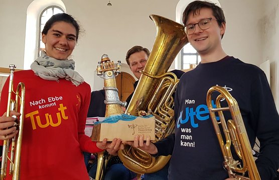 Am&eacute;lie Oberdorfer und Maximilian Schwarze sowie im Hintergrund Andr&eacute; Johne mit dem Leuchtturm beim Workshop in Niedergebra am Samstag (Foto: Evangelischer Kirchenkreis S&uuml;dharz)