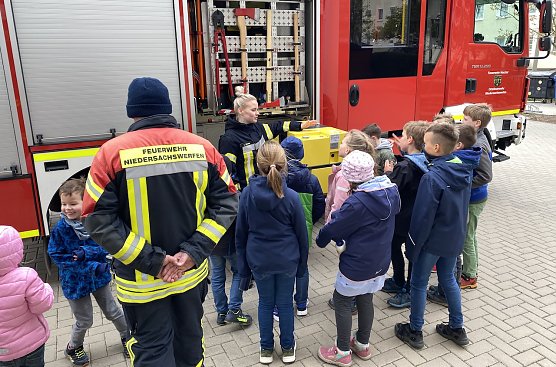 Feuerwehr auf dem Schulhof (Foto: Kerstin Schiller-Benkstein) Feuerwehr auf dem Schulhof (Foto: Kerstin Schiller-Benkstein)