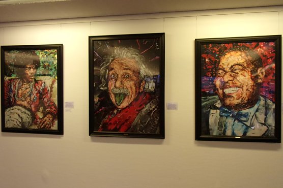 "Widerspenstige Collagen" in der Kreissparkasse (Foto: Hans Georg Backhaus)