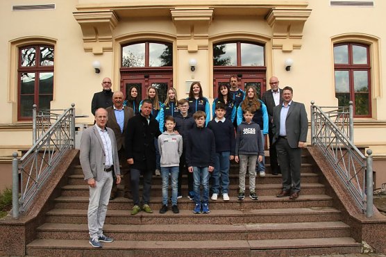 Zwei Mannschaften, zwei Ziele - vor dem Landratsamt verabschiedete man heute die Tischtennis-Spielerinnen und die Schach-AG gen Berlin und Bremen (Foto: agl)