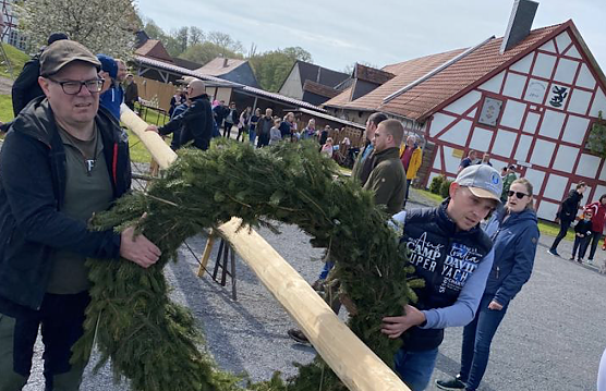 Maibaumsetzen in Wolkramshausen (Foto: René Fullmann) Maibaumsetzen in Wolkramshausen (Foto: René Fullmann)