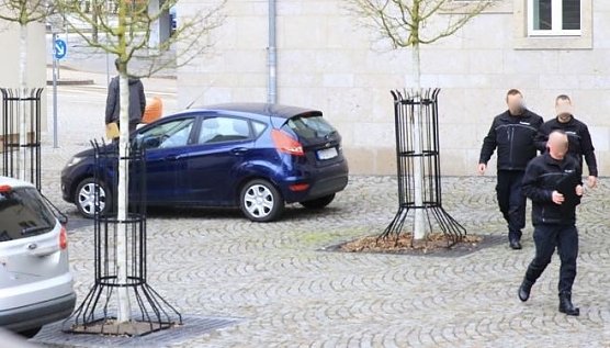 Eines der Fotos, die Kai Liebig zum Antrag auf einen Untersuchungsausschuss veranlassten: Oberb&uuml;rgermeister Buchmann (links im Bild) verl&auml;sst am 31. M&auml;rz seine Arbeitsstelle mit einem Briefumschlag in der Hand. Drei Vollzugsbeamte de Landratsamtes sind rechts zu sehen. (Foto: S.Dietzel)