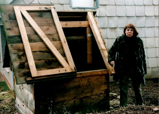 Sarah Kirsch im Jahr 2003 am neuen Brunnen vor dem Geburtsthaus (Foto: Heidelore Kneffel)