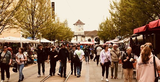 Buntes Treiben im Bahnhofsviertel - am Nachmittag wurde hier das Bahnhofsfest er&ouml;ffnet (Foto: agl)