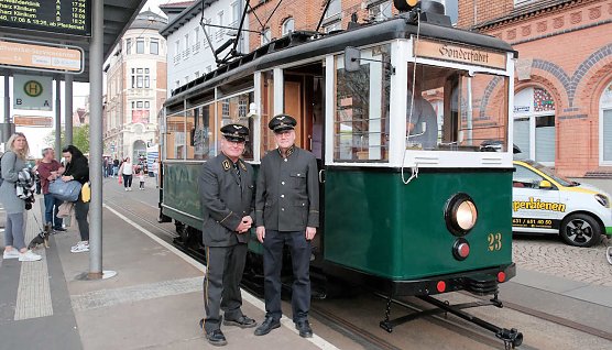 Bahnhofsfest mit echten Eisenbahnern. Hier vor der Traditionsstraßenbahn (Foto: P.Blei) Bahnhofsfest mit echten Eisenbahnern. Hier vor der Traditionsstraßenbahn (Foto: P.Blei)