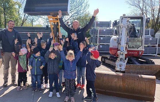 Kinder besuchten die großen Bagger (Foto: N.Klante) Kinder besuchten die großen Bagger (Foto: N.Klante)