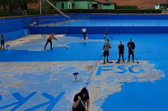 Arbeitseinsatz beim Sponsor: Salzas Jugendkicker im Freibad (Foto: FSG Salza 99)