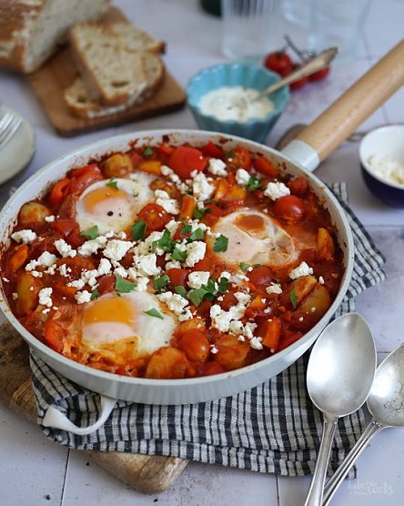 Shakshuka mit Kartoffeln und Feta: Der Fr&uuml;hst&uuml;cks-Klassiker in Israel (Foto: die-kartoffel.de/MarcKromer)