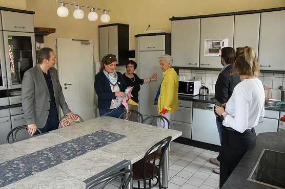 Auf den ersten Blick sieht die K&uuml;che noch passabel aus, doch es besteht dringender Sanierungsbedarf (Foto: agl)