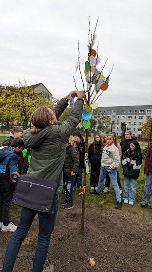 Mit der Baumpflanzung im November wollte man auch ein Zeichen f&uuml;r Verst&auml;ndigung setzen (Foto: Regelschule Petersberg)