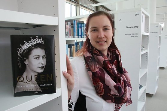 In der Bibliothek z&auml;hlt der &Uuml;berblick, privat stehen Biographien und Fantasy hoch im Kurs (Foto: agl)