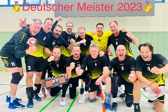 So sehen Deutsche Meister aus: &Uuml;41-Volleyballer des SVC Nordhausen (Foto: D.Rieger)