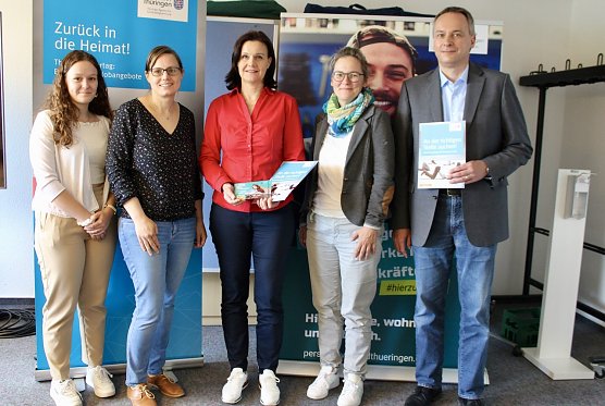 v.l.n.r. Angelina Mei&szlig;ner (Absolventin "Handwerkerabitur"),D&ouml;rte Suberg (Projektkoordinatorin Regionalmanagement Nordth&uuml;ringen); Landr&auml;tin Antje Hochwind-Schneider, Nicolle Linke (Perspektive Nordth&uuml;ringen), Referent der ThAff Th&uuml;ringen Oliver Hummel (Foto: Eva Maria Wiegand)