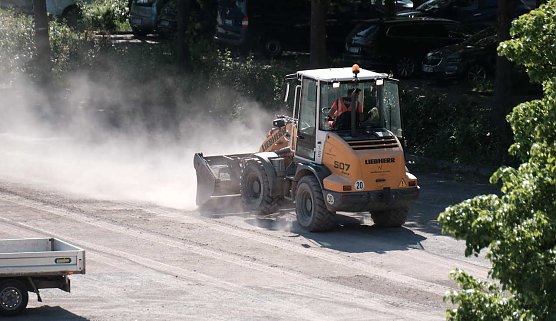 Schweres Ger&auml;t planiert derzeit den A.-bebel-Platz (Foto: P.Blei)