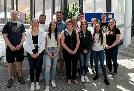 Die "K&uuml;nstler" vor der Bibliothek (Foto: pro vita Akademie)