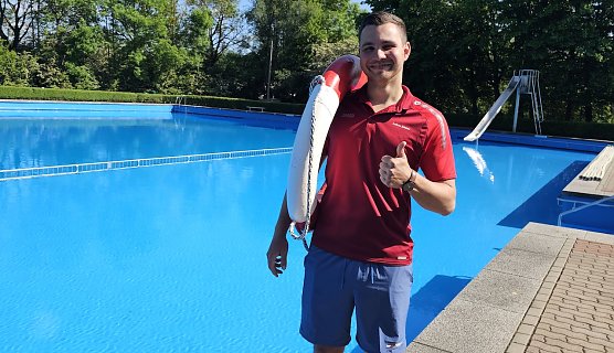 Bademeister Lukas freut sich schon auf die G&auml;ste (Foto: BHN)