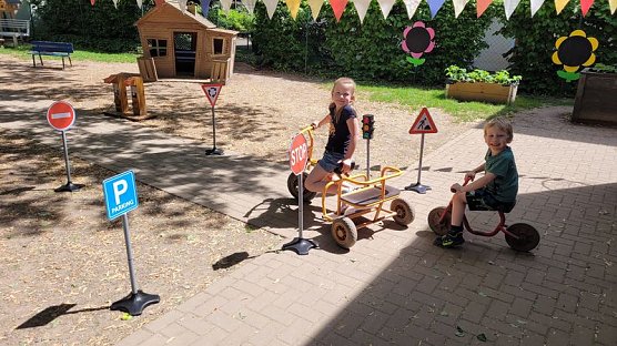 Neues Verkehrsspielzeug f&uuml;r die Domschl&ouml;sschen-Kinder (Foto: F&ouml;rderverein)
