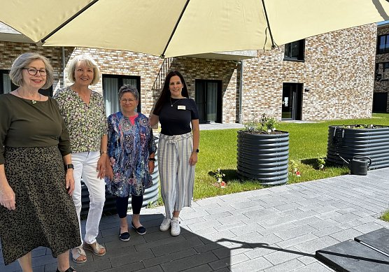 v.l.: Renate V&ouml;lker (Vorstandsmitglied), Karin Fernschild (Vorstandsvorsitzende) und Heidemarie Schieke (Vorstandsmitglied) � alle Hospizverein Nordhausen e.V. und Christin Delert, Pflegedienstleitung Hospiz Am Stadtpark freuen sich &uuml;ber die drei neuen Hochbeete im Hospiz Am Stadtpark (Foto: Seniorenwerk)